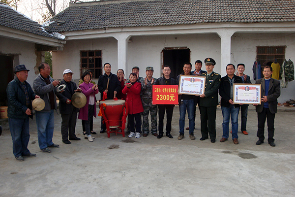 11月15日下午,随着一阵欢乐的锣鼓声,市委常委,市武装部政委何学军,市