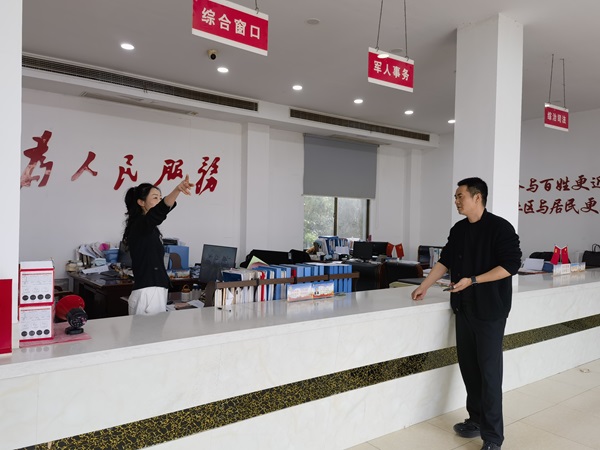 大通镇许镇长一行到坝田社区调研秋收秋种工作