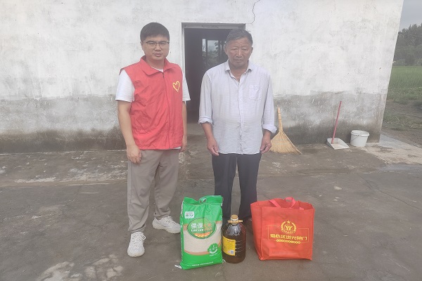 情暖“八一”：冯安村党总支慰问退役军人