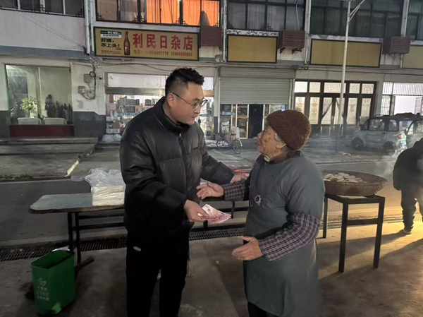 元通社区开展春节慰问活动 情暖困难老人心