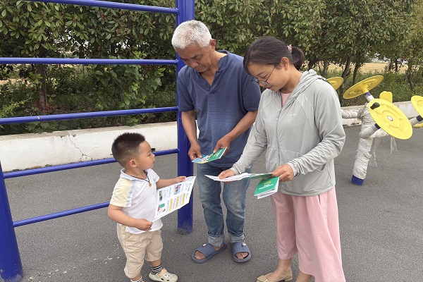 黄桥村：开展蜱虫防治入户宣传活动