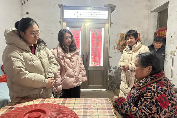 芦龙社区党总支、妇联开展“巾帼送温暖 真情暖人心”困难妇女走访慰问活动