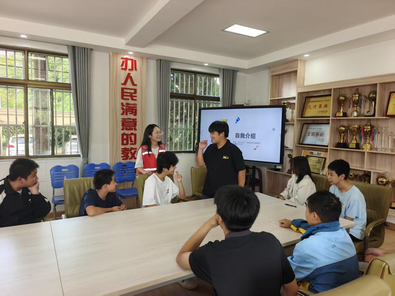 润心赋能向未来——秦栏中学开展困境儿童心理健康关爱活动