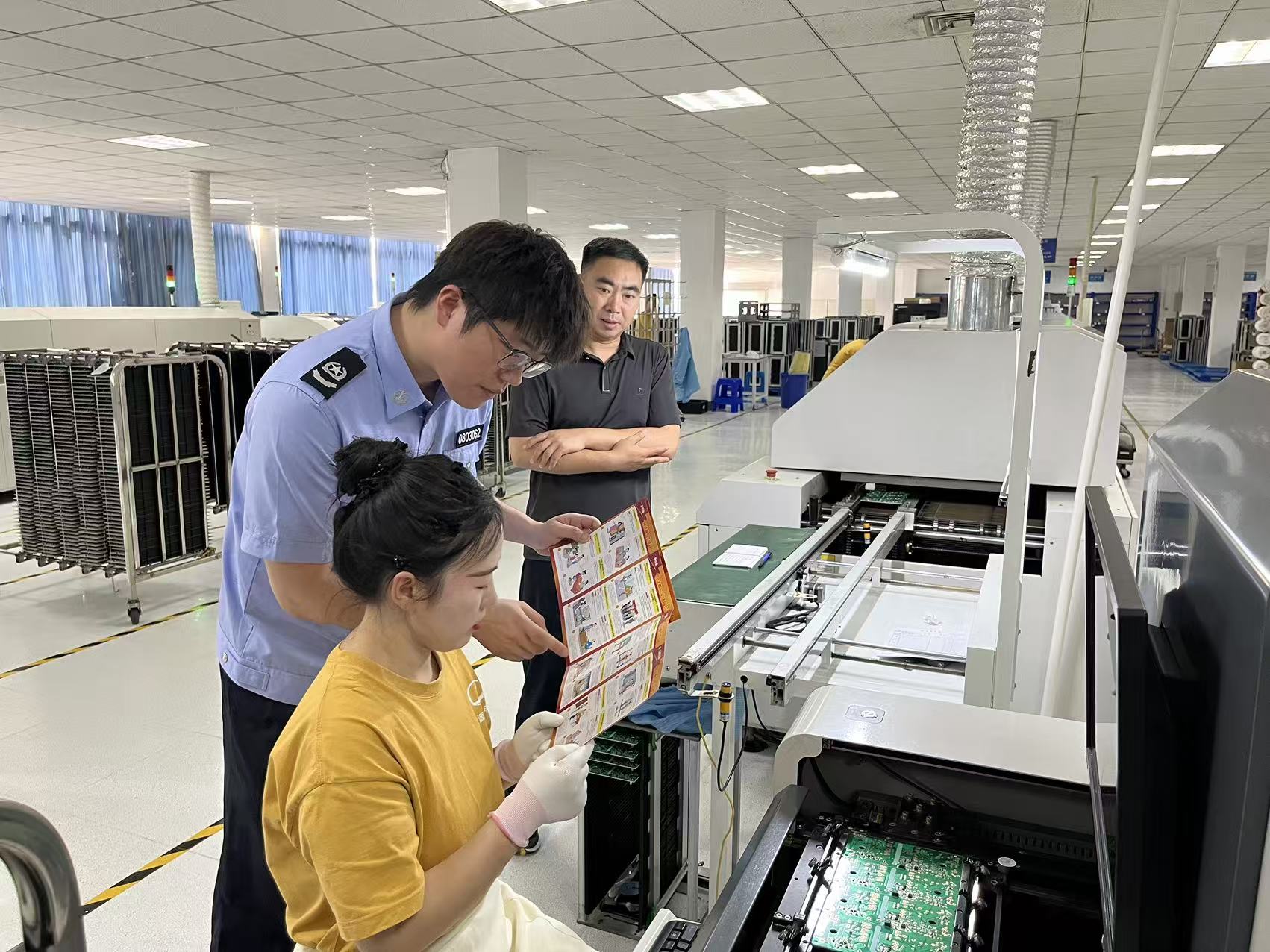 秦栏镇：送法进企业  “典”亮法治路