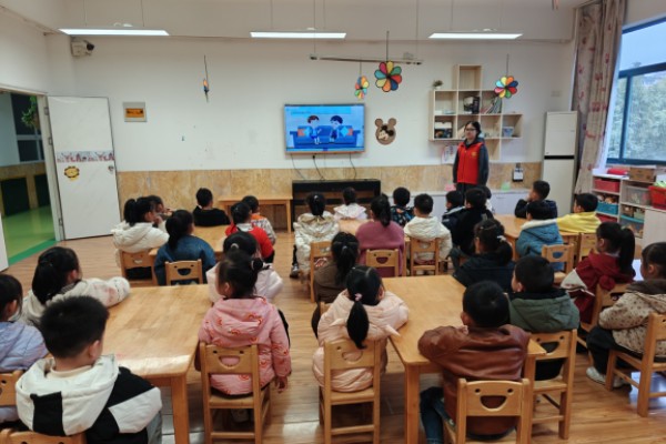 千秋街道园林社区:“‘宪’在进行 “法”润童心”国家宪法日主题宣传活动