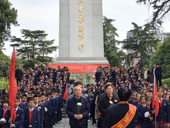 千秋街道新联会开展“赓续英烈精神 勇担时代使命”清明祭扫活动