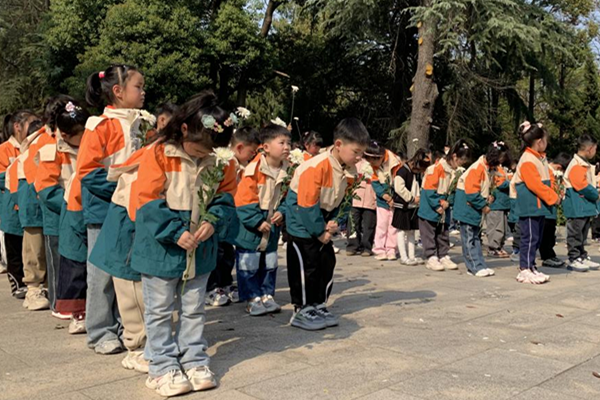 千秋街道胭脂山社区：开展“忠魂守望千秋月，春晖漫染胭脂山”清明节祭扫活动