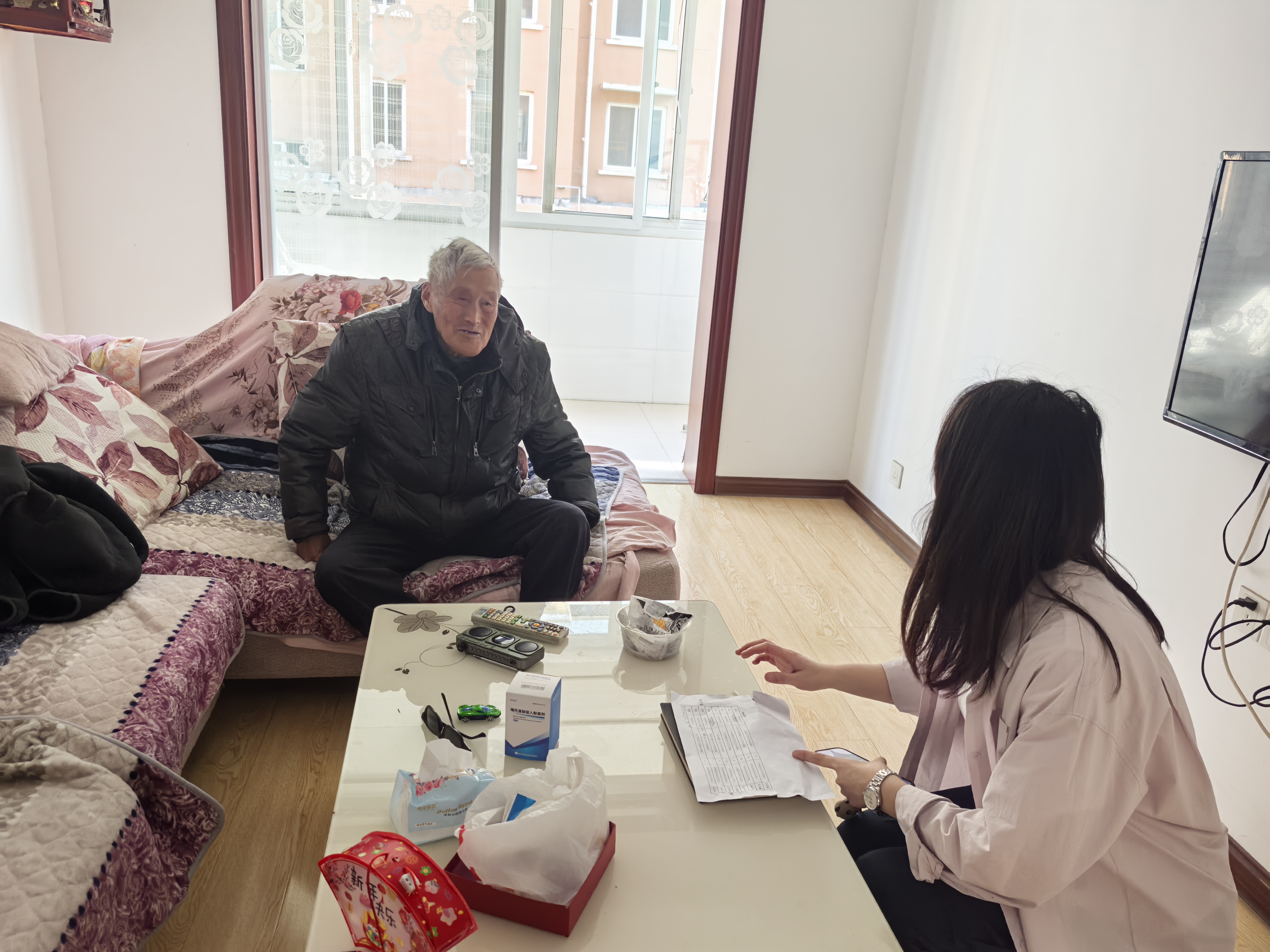 千秋街道西湖社区：网格员深入网格关爱高龄独居老人
