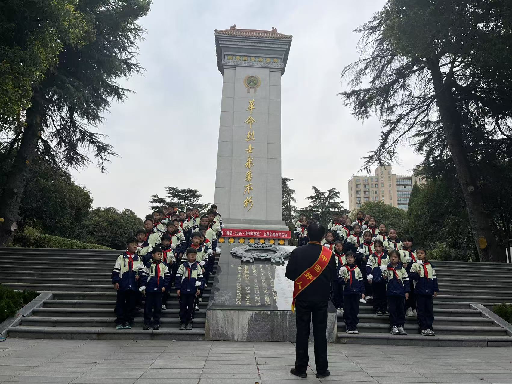 千秋街道天宁社区：开展“缅怀革命先烈，传承红色基因”主题党日活动