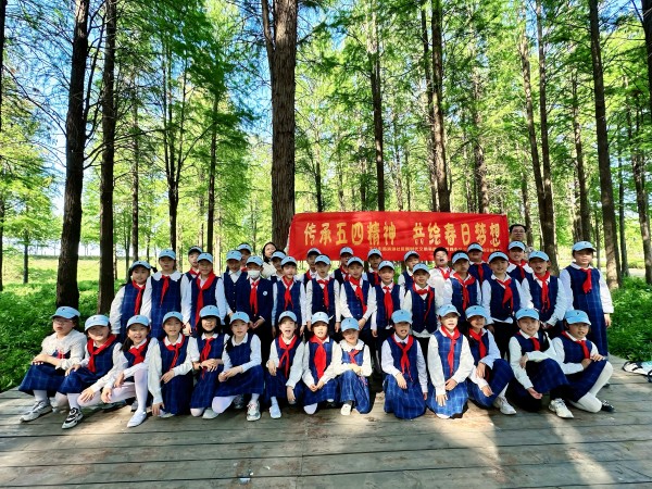 千秋街道滨湖社区：“传承五四精神，共绘春日梦想”