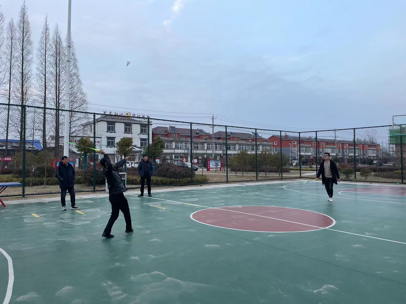 陆营村组织部分党员及村干部进行羽毛球比赛