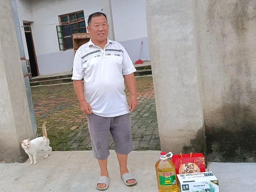 石梁镇蔡河村开展“情暖中秋 爱驻蔡河”老年人慰问活动