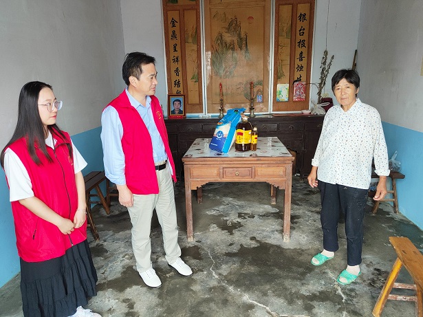 石梁镇周营村：双节同庆送温暖，敬老之风浸乡村