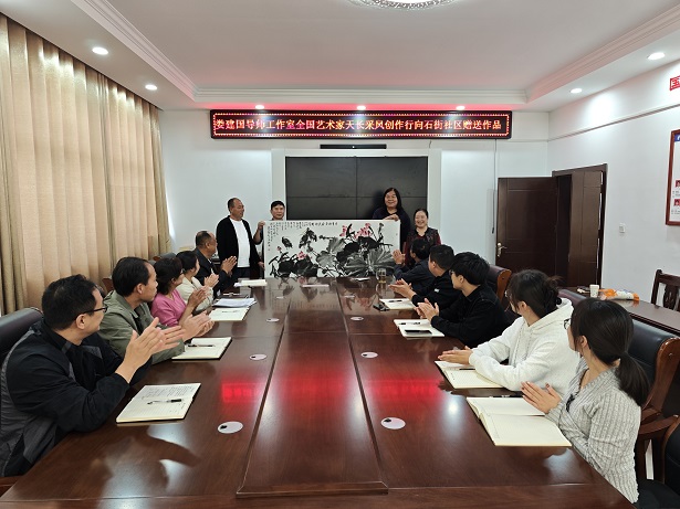 石梁镇：清华美院名家娄建国赠墨宝 艺术赋能社区乡村振兴