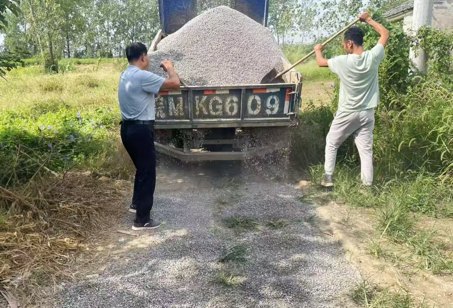 周营村兴隆组进行道路维护工作