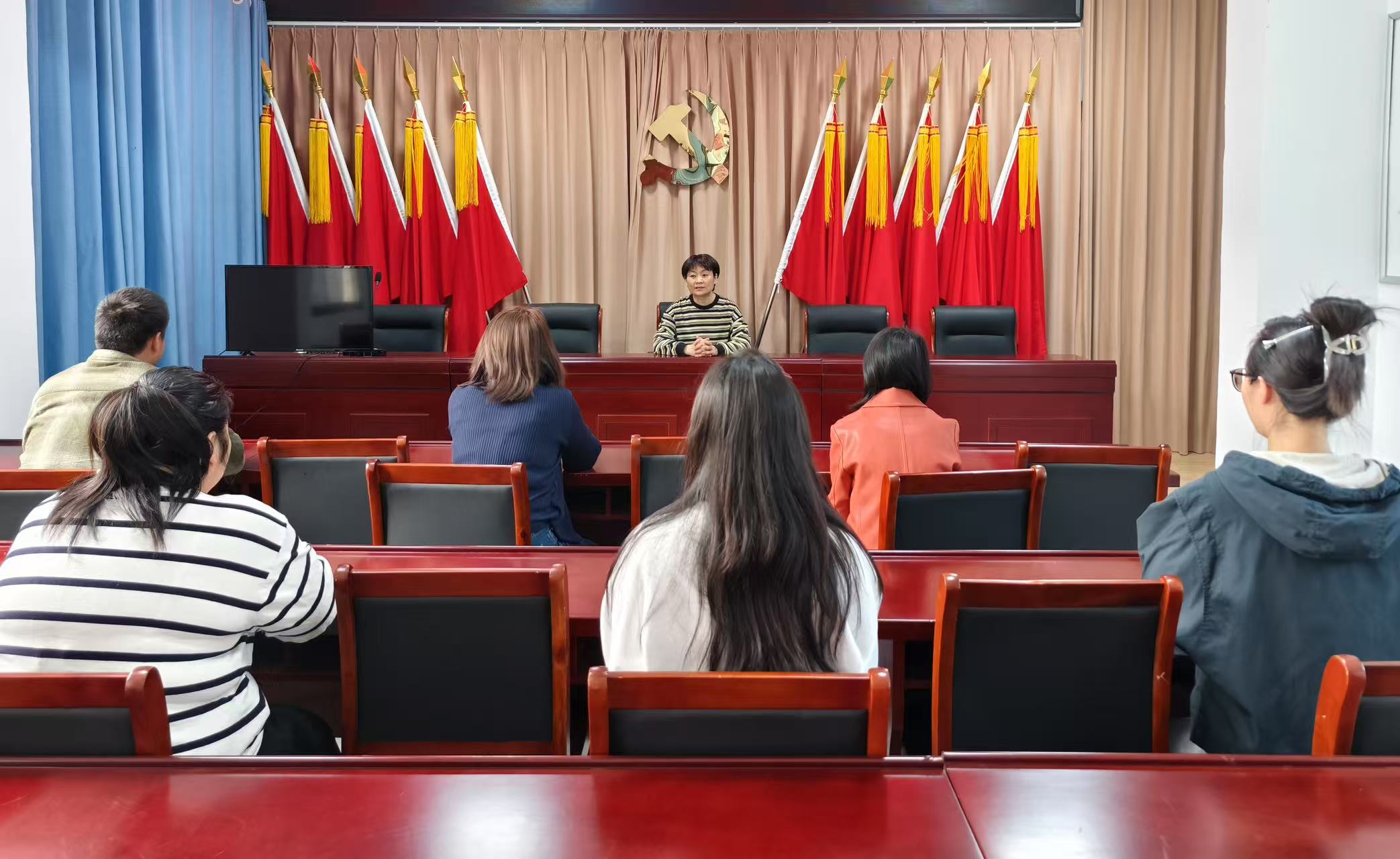 振兴社区深入贯彻中央八项规定精神学习教育