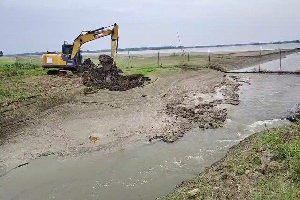 建华村清淤疏浚解旱情