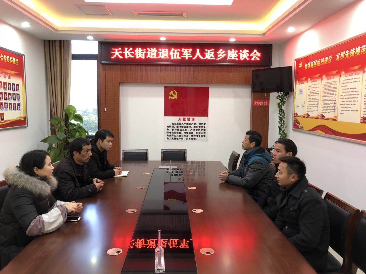 社区欢迎大家光荣返乡,希望退役士兵回到家乡后,一是要继续发扬军人的