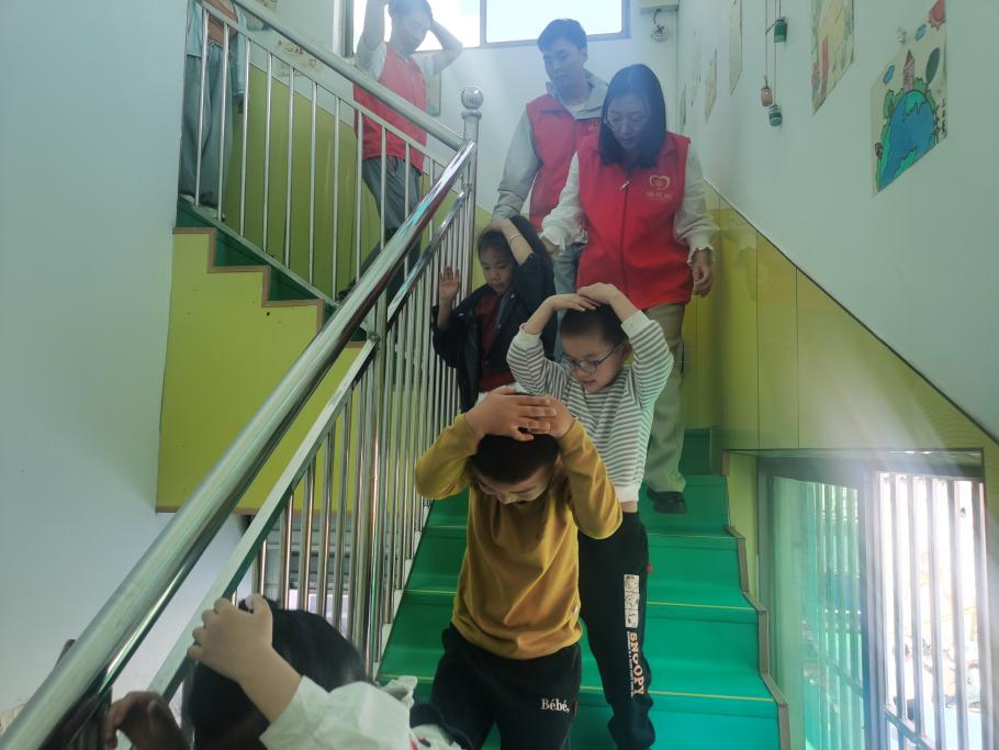 广陵街道沃公社区：“防灾减灾，安全童行”防震演练活动
