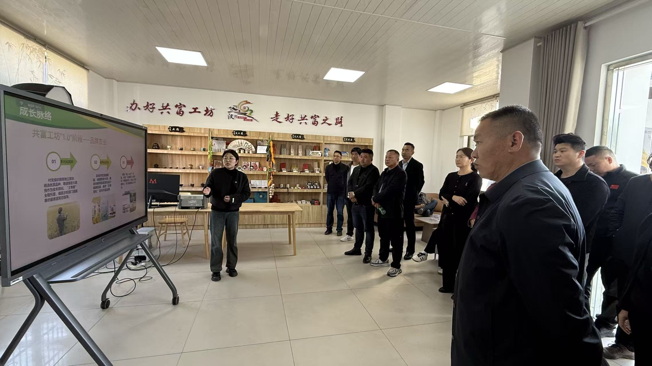 长丰县村书记培训班赴万寿镇汊河村观摩 “万寿有礼” 共富工坊 共探乡村振兴新路