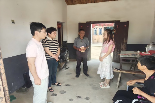 镇领导带队走访石庙村，深情慰问老党员