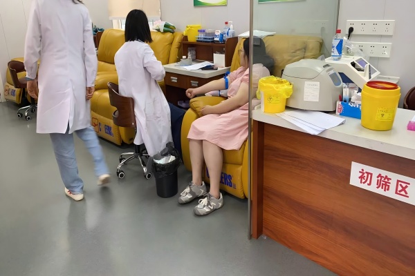 新街镇石庙村：党员干部踊跃献血 传递爱心正能量