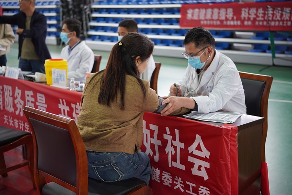 天长市开展“母亲节幸福工程和托育服务政策暨计生协5·29会员活动日”宣传服务活动