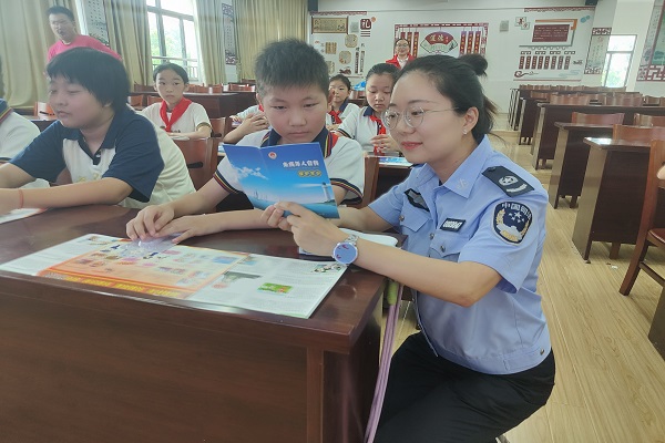 大通镇：开学第一课——选择人生路 法治伴成长