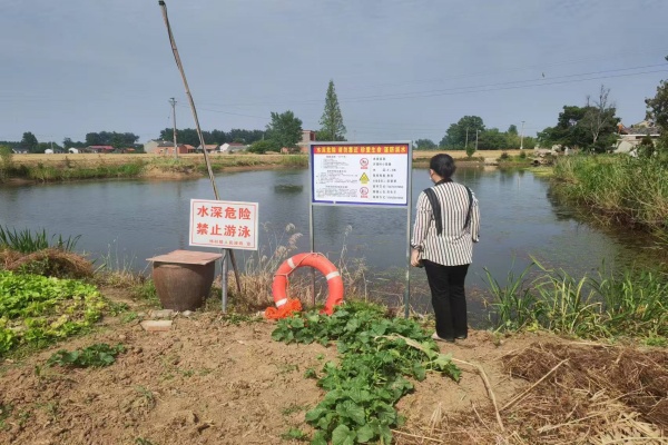 杨村镇沂湖村：夏季防溺水——多举措并行