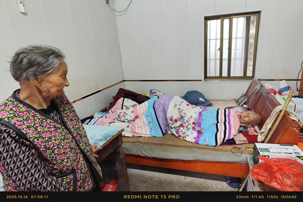 杨村镇金埠村：情暖夕阳 上门看望行动不便老人