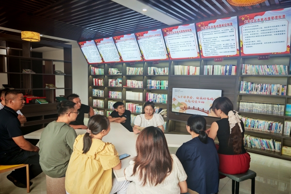 龙集社区开展“七夕伴书香·传承好家风”主题阅读活动