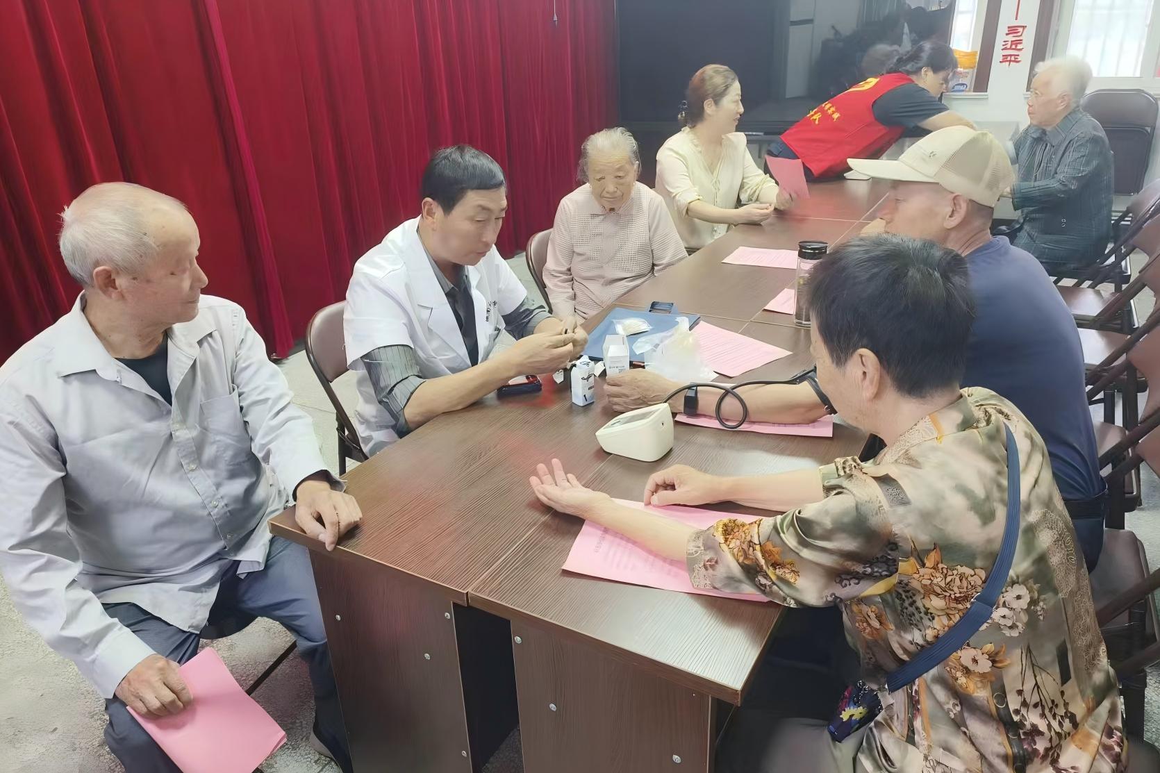 情系民生送健康　欢度重阳暖人心