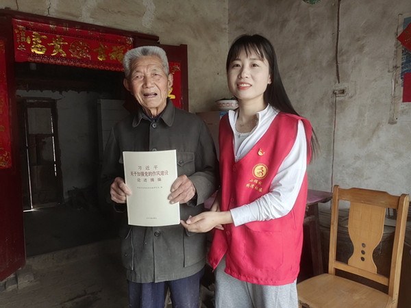 桥湾社区党总支开展“送学上门”，实现学习教育全覆盖