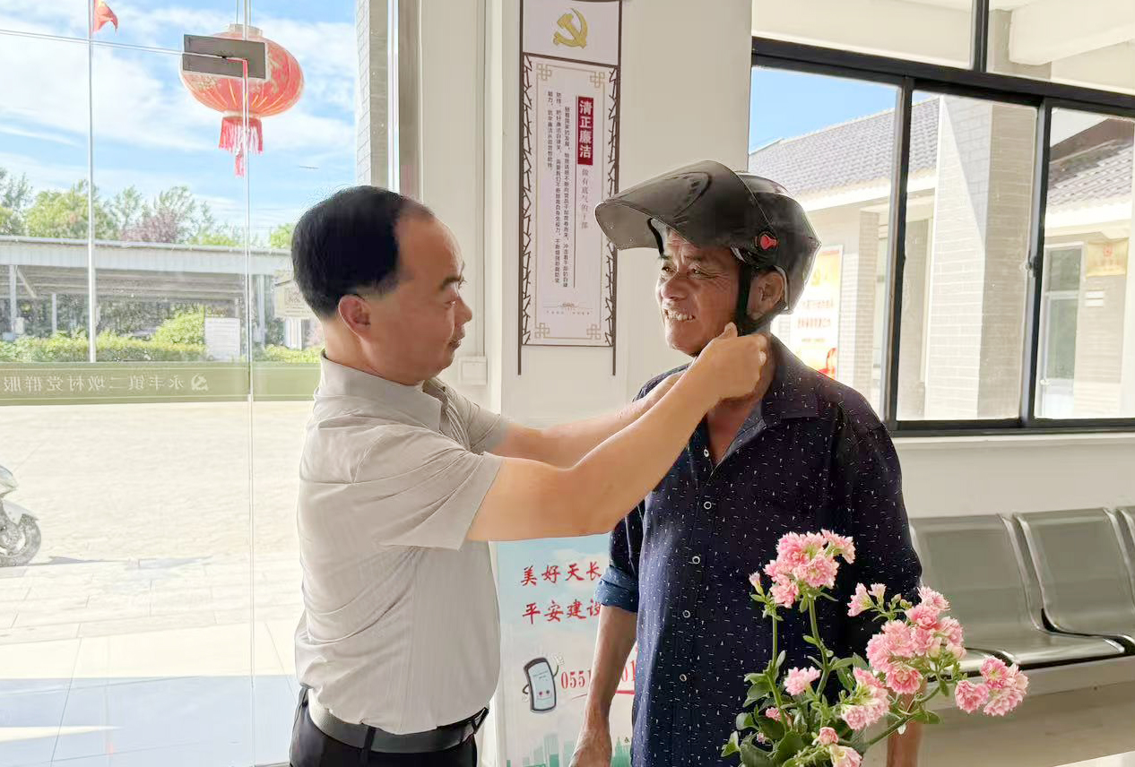 永丰镇二墩村：无声关怀“戴”头盔 安全守护暖民心