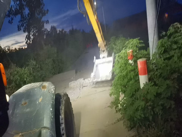 桥湾社区：修复破损路面 守护居民脚下安全