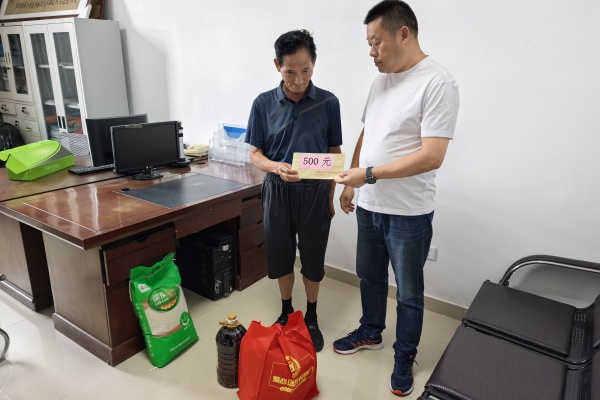 永丰镇民生社区开展“八一”送清凉走访慰问活动
