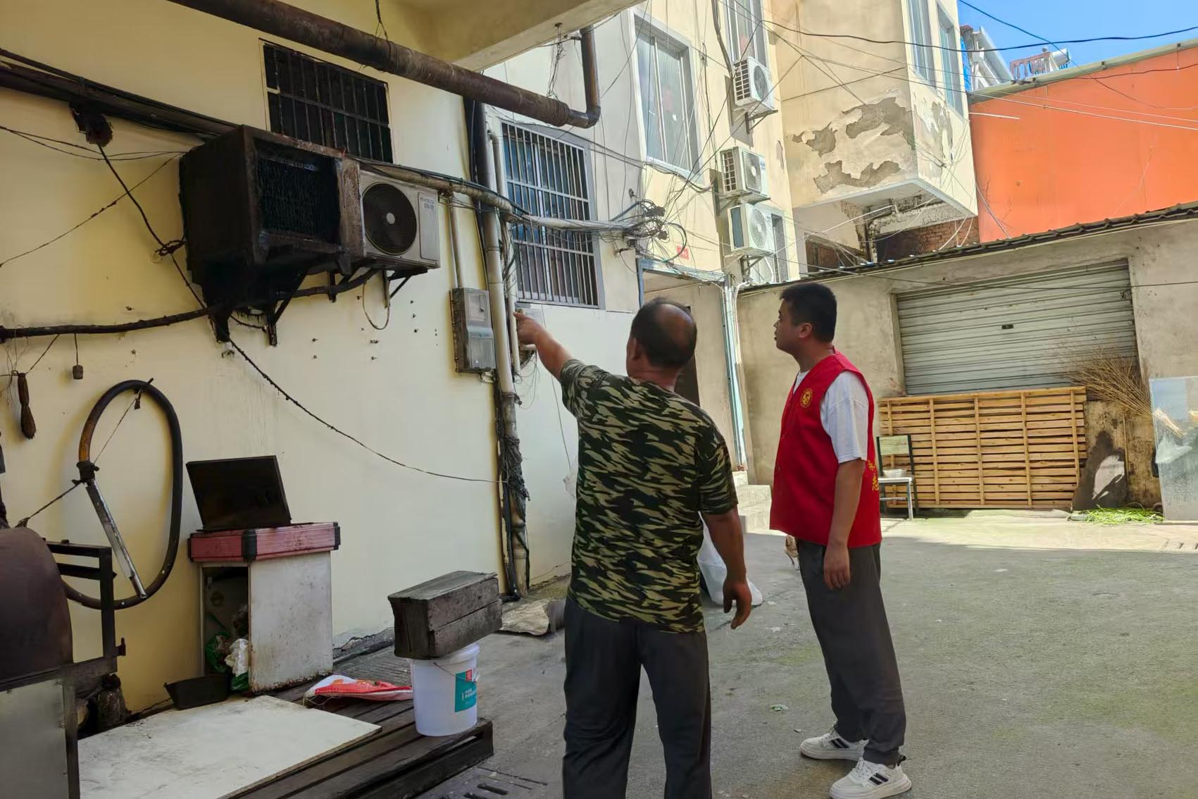 永丰镇护城桥社区：解决油烟困扰 赢得居民信任
