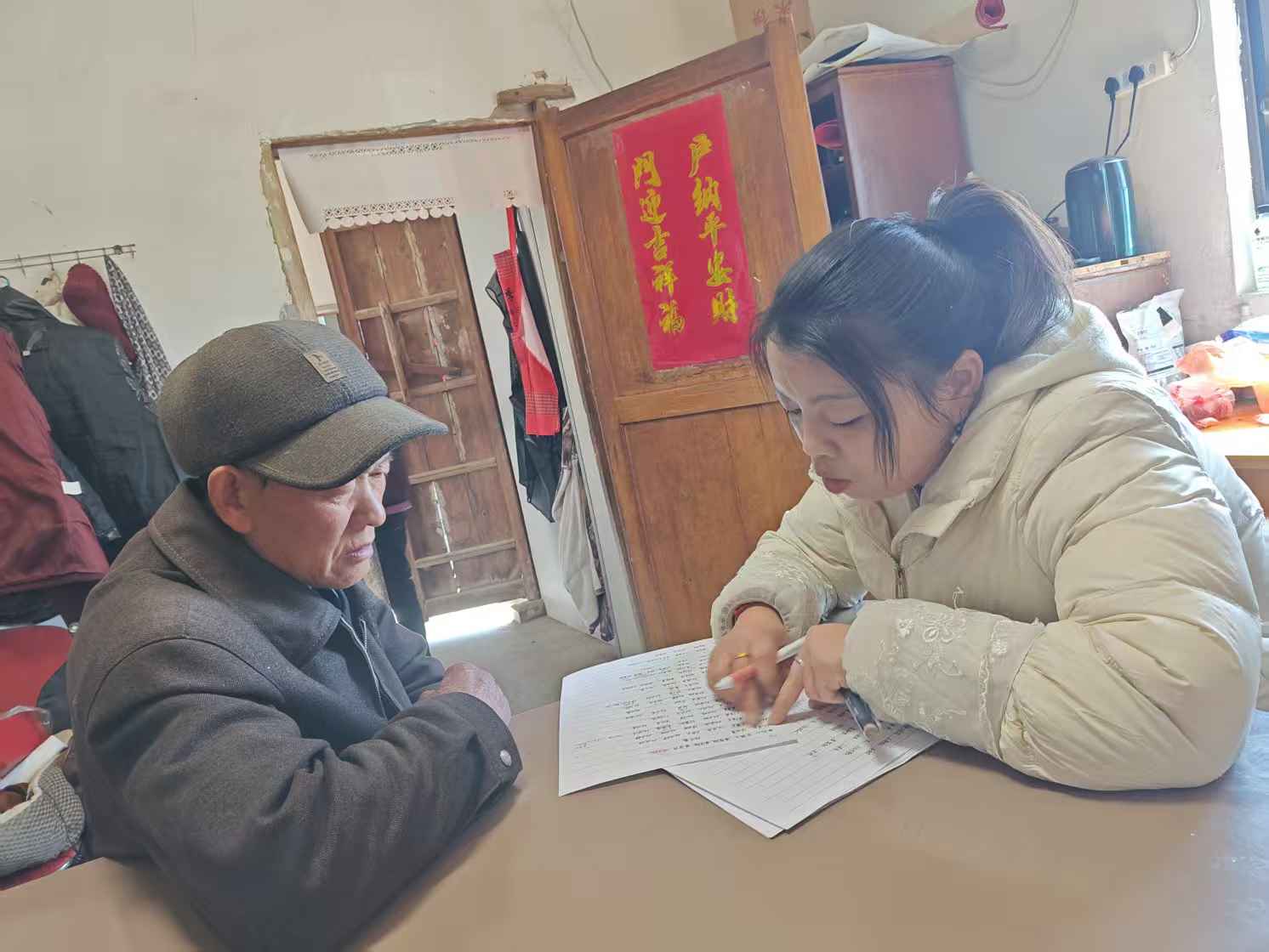 走进组长户，解读土地承包延长30年政策
