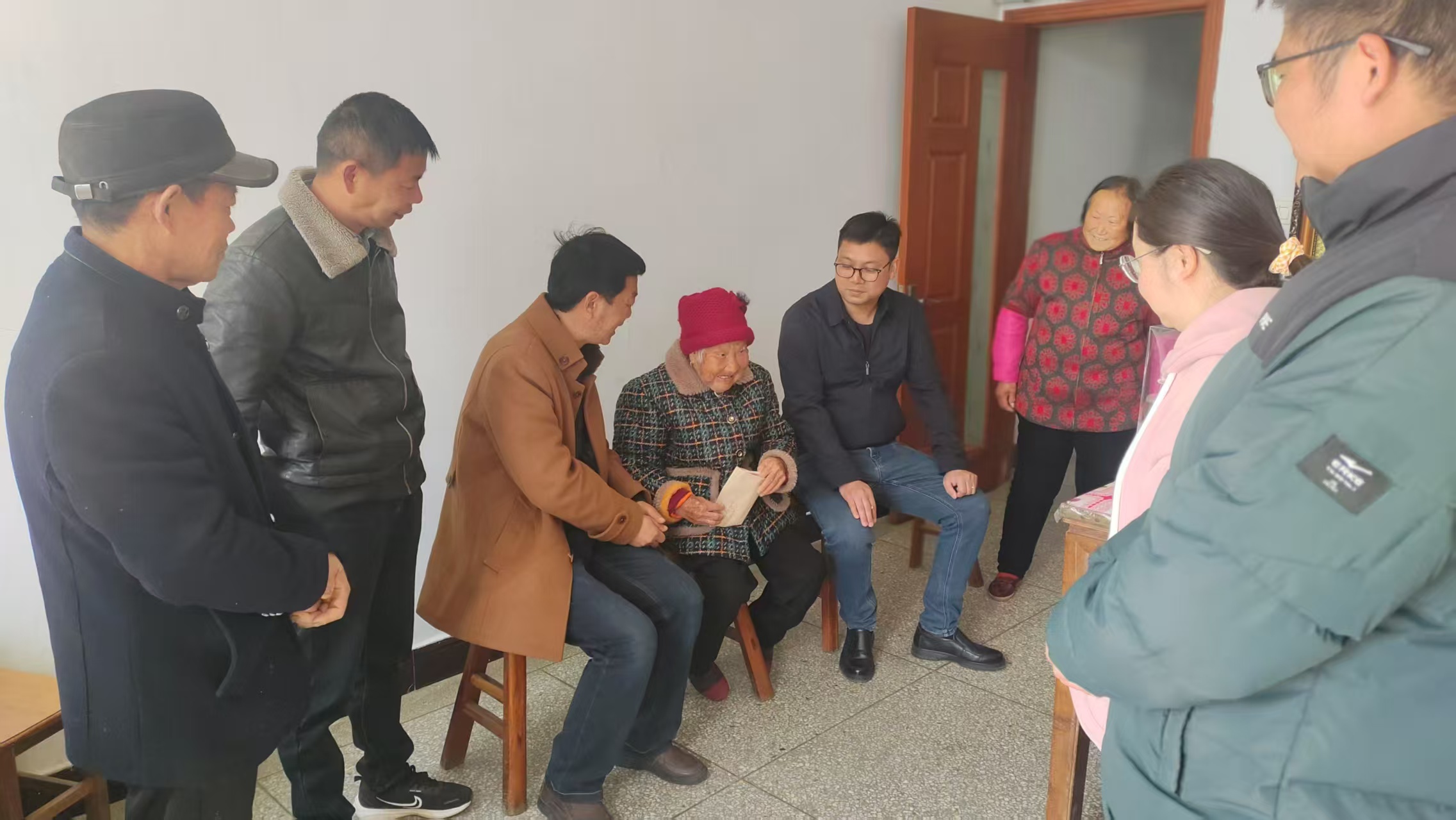 高巷村走访慰问百岁老人 传递温暖关怀