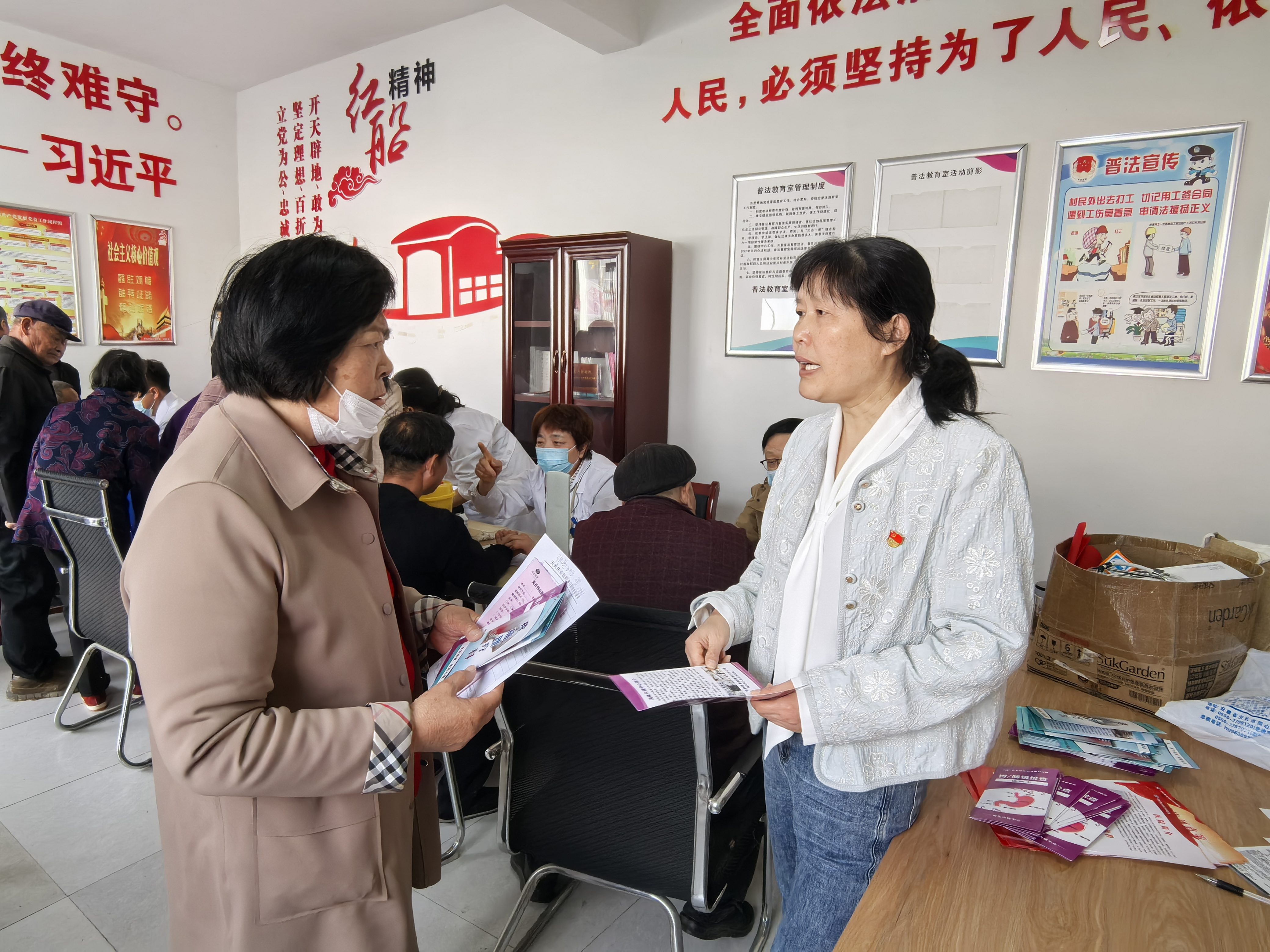 张巷村开展“党日送健康，义诊暖夕阳”主题党日活动