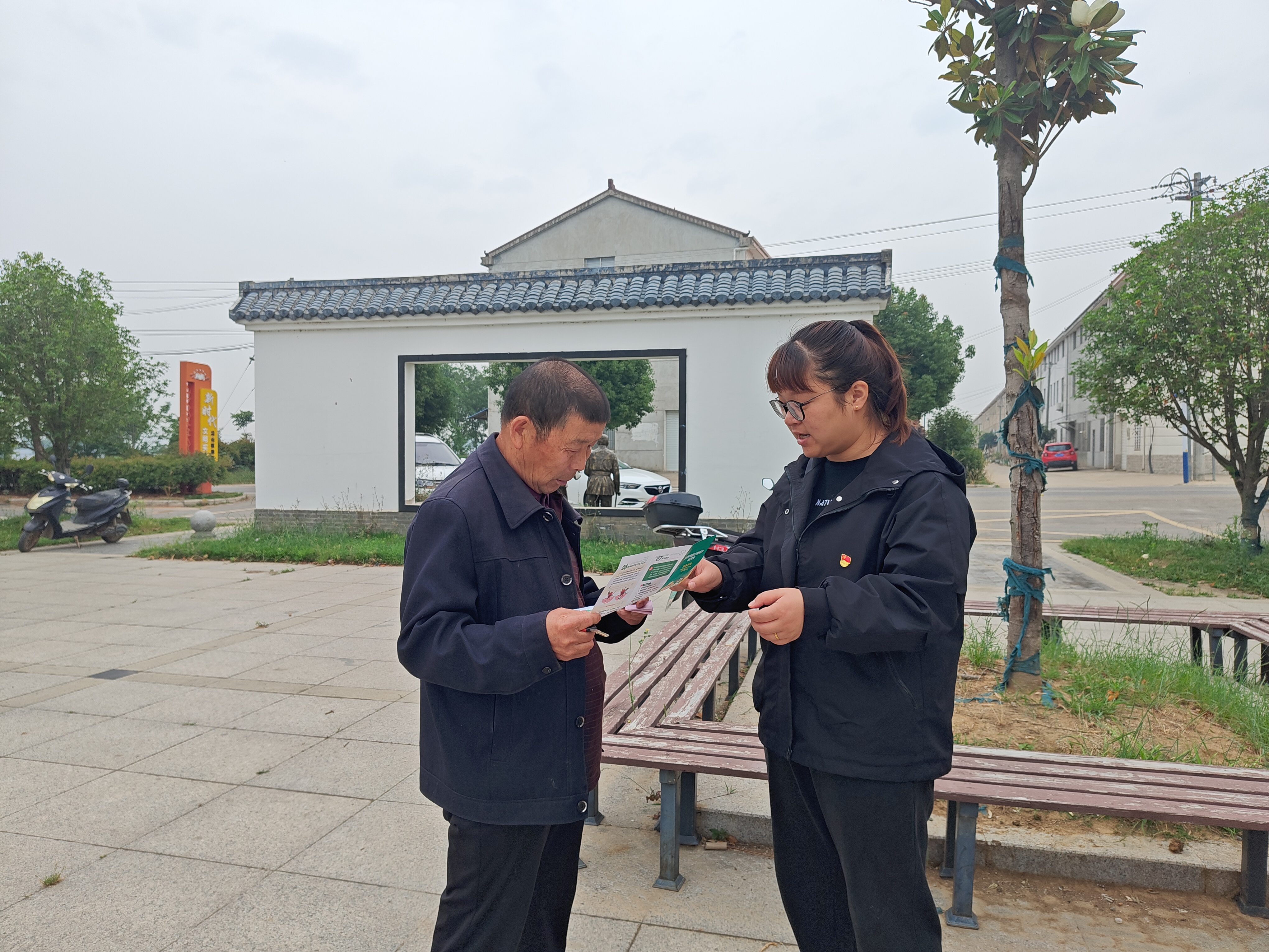 发放防治手册，隐庵村筑牢健康屏障