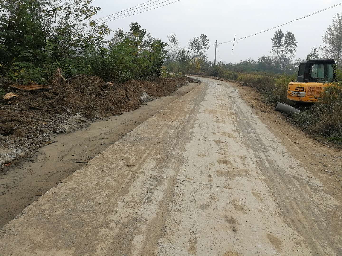 擴寬路面第一道 路基基本完工(立新路段)