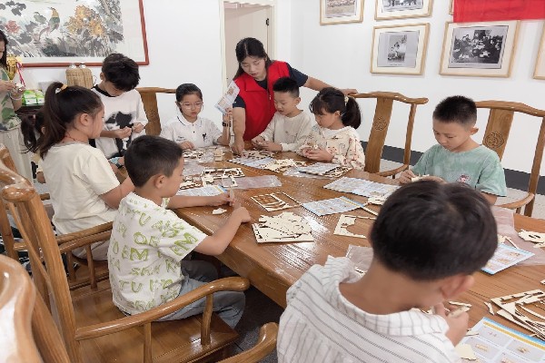 金秋丰岁制谷机 童心巧手传农韵 ——郑集镇开展农耕文化实践活动