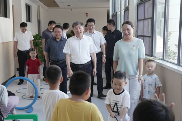 贺家平、阚绪瑞带队开展教师节走访慰问活动
