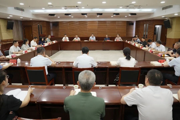 市委理论学习中心组举行学习会议