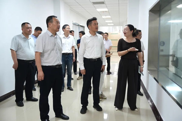 尹春华在我市调研时强调：坚持为人民出政绩 以实干出政绩 切实把学习教育成果转化为推动高质量发展的实际成效