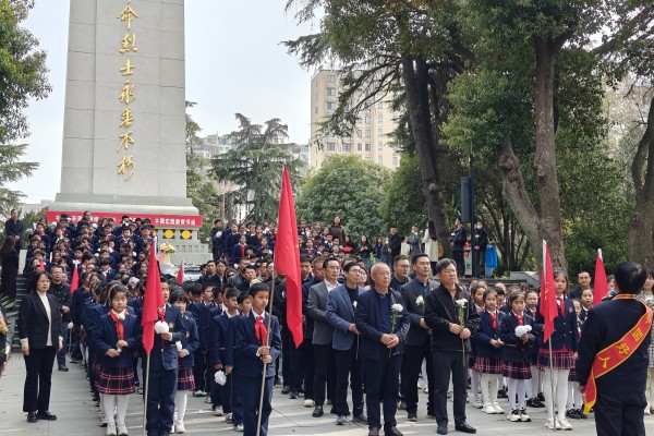 千秋街道园林社区：“追思怀远祭英烈 抖擞精神守初心” 主题党日活动