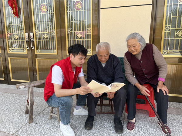 铜城镇高尚村为老党员“送学上门”暖人心