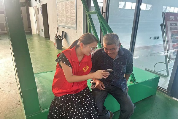  街南村开展“数字助老”活动